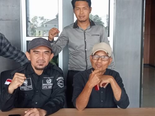 Tokoh masyarakat dan adat menyampaikan sikap terkait polemik tanah adat serta penolakan pengembangan perkebunan sawit di Pulau Enggano.