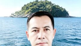 Mantan Pj Kepala Desa Banjarsari Winarno Rudi Setiawan memberikan penjelasan mengenai polemik status tanah di Pulau Enggano.