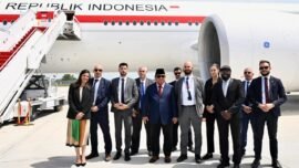 Presiden Prabowo Subianto berfoto bersama pengawal Prancis di Bandara Orly Paris sebelum kembali ke Indonesia.
