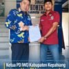 Ketua PD IWO Kabupaten Kepahiang menyerahkan SK kepengurusan baru kepada Kepala Diskominfo Kabupaten Kepahiang.