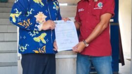 Ketua PD IWO Kabupaten Kepahiang menyerahkan SK kepengurusan baru kepada Kepala Diskominfo Kabupaten Kepahiang.