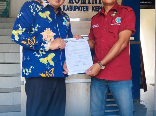 Ketua PD IWO Kabupaten Kepahiang menyerahkan SK kepengurusan baru kepada Kepala Diskominfo Kabupaten Kepahiang.
