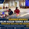 Gubernur Bengkulu Helmi Hasan menerima audiensi Pengurus Wilayah IWO Bengkulu terkait persiapan HUT IWO ke-14 di ruang kerja gubernur.